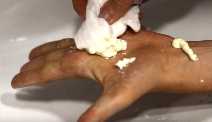 Как отмыть монтажную пену с рук