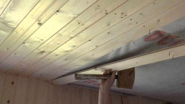 Монтаж потолочного покрытия в бане