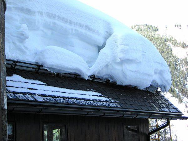 снег на крыше
