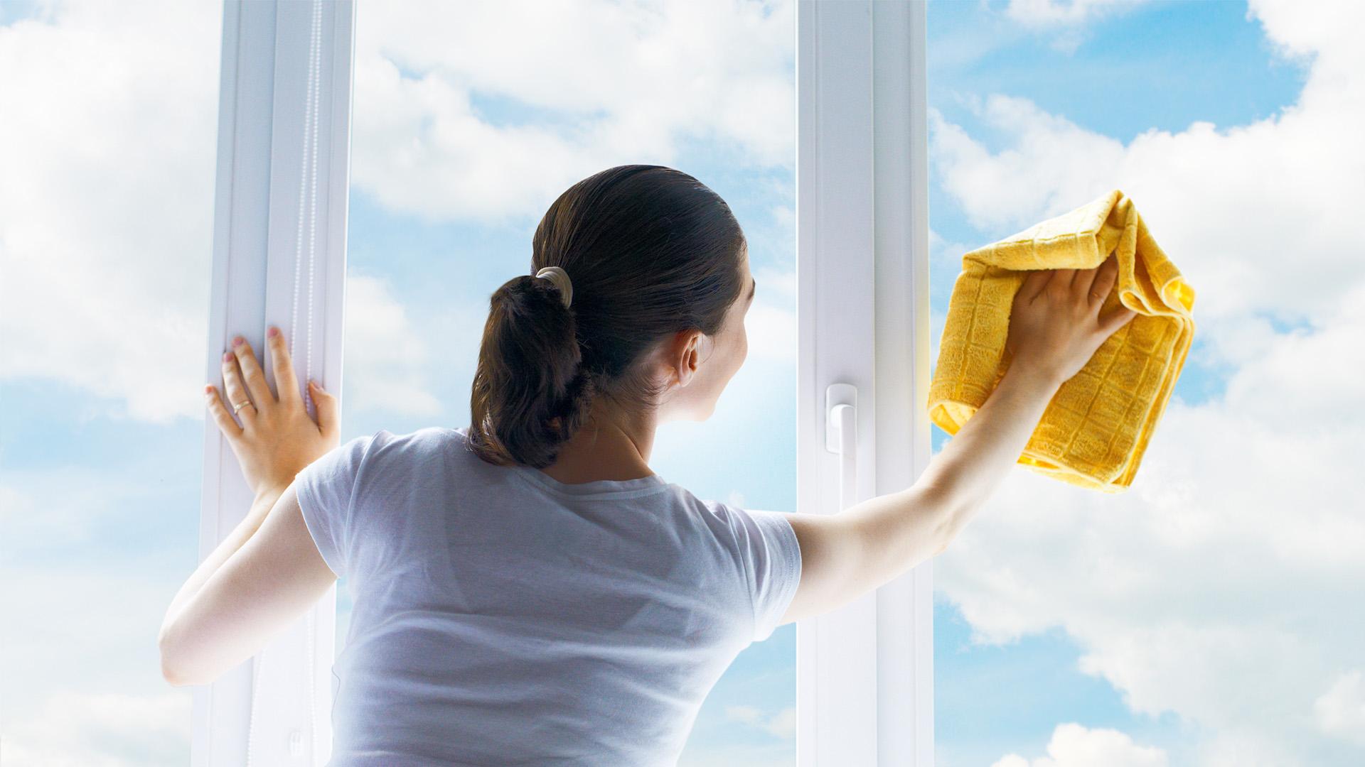 Уборка квартиры мытье окон. Чистые окна. Девушка моет окно. Моем окна. Красивое жилье.