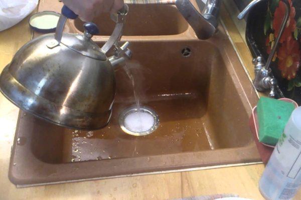 Прочистка канализации при помощи соды и кипятка
