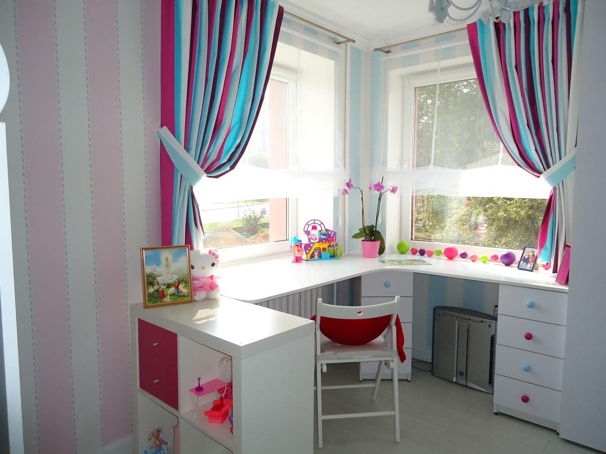 дизайн окна в детской комнате фото