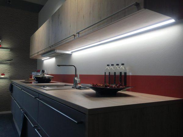 Линейная подсветка на кухне