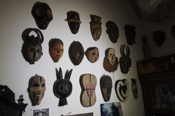 Этнические маски на стене
