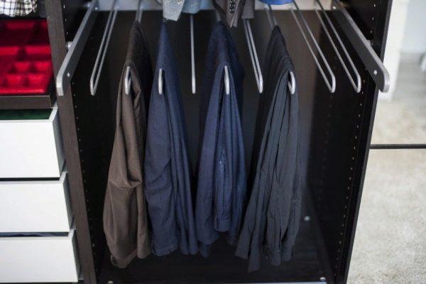Хранение брюк и джинсов в мужском шкафу