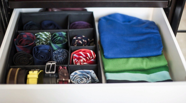 Хранение футболок, ремней и галстуков в мужском шкафу