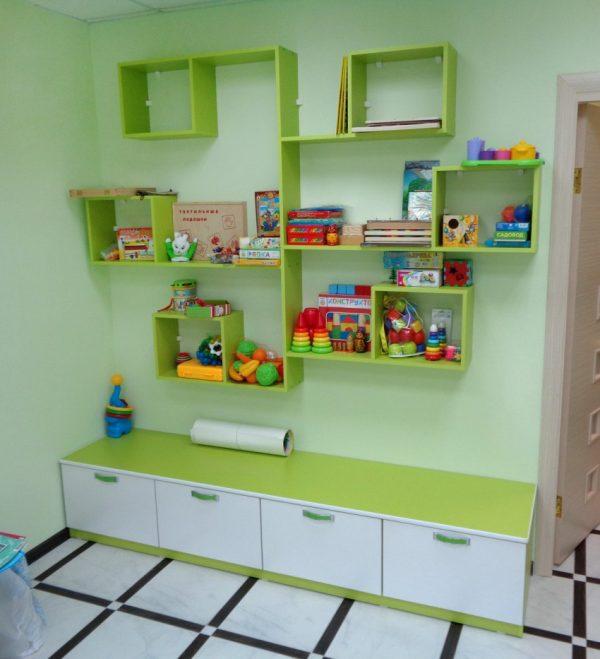 Зелёные полки в детской комнате