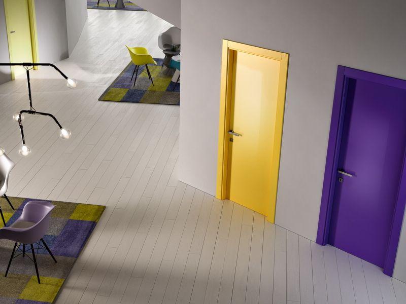 Цветные межкомнатные двери в интерьере