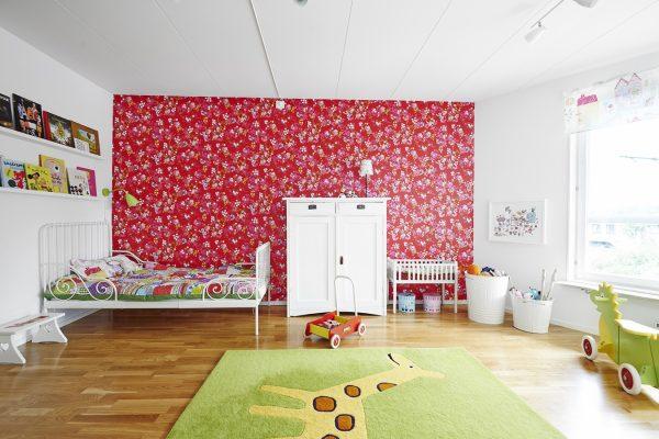 детская комната с акцентной стеной