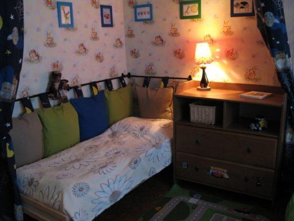 подушки на стену у кровати в детскую